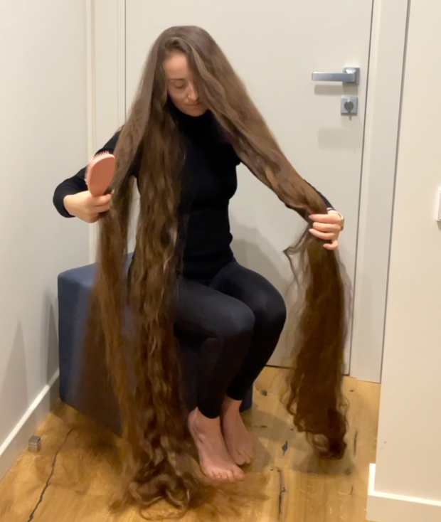 VIDEO - Brushing a pile of hair