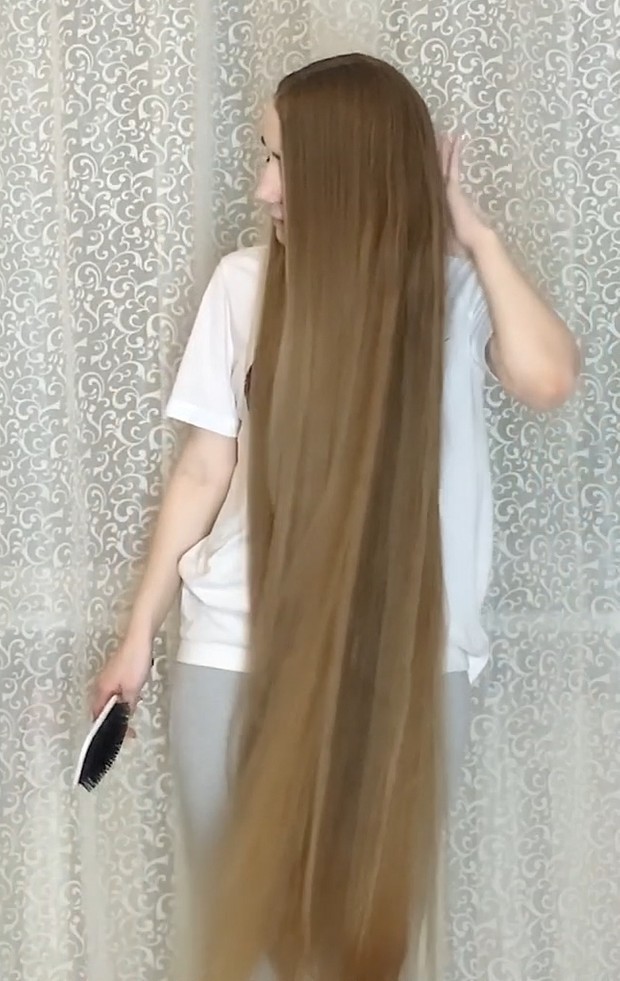 VIDEO - Long blonde hair by the curtains