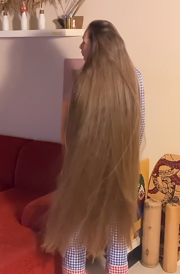 VIDEO - Extreme calf length hair in front of her face (part 1)
