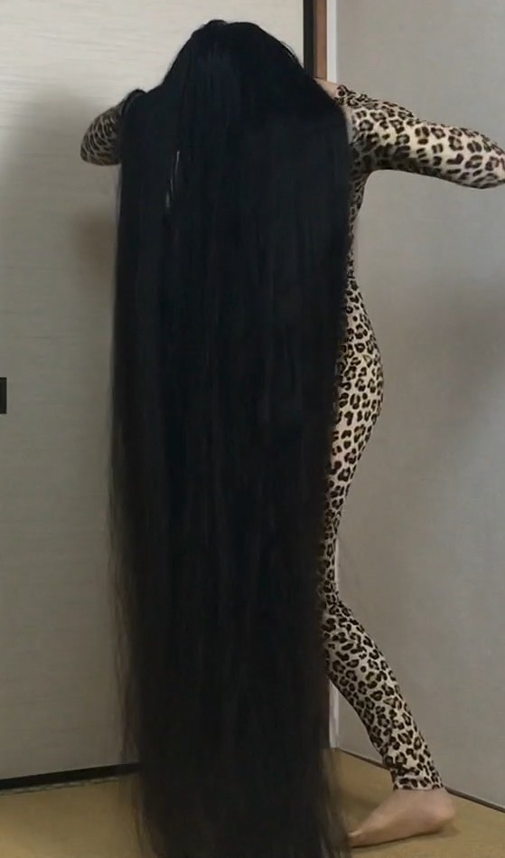 VIDEO - In front of her face 5