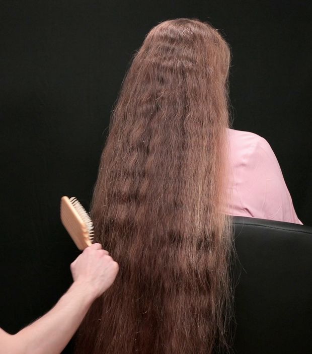 VIDEO - The hair brushing assistant