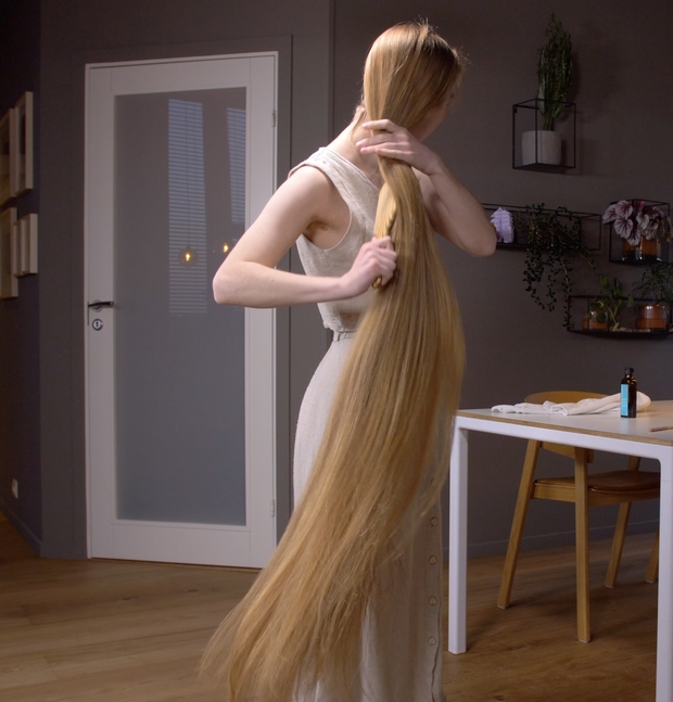 VIDEO - Super long blonde hair oiling and brushing