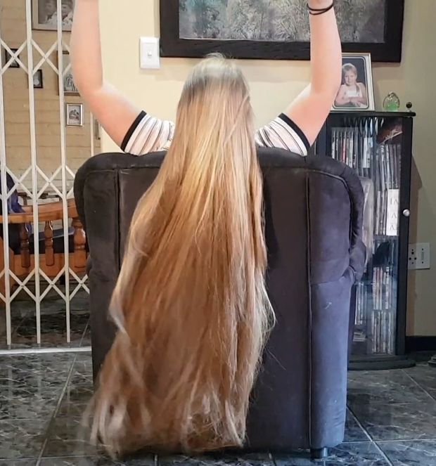 VIDEO - Heavy blonde hair behind the chair