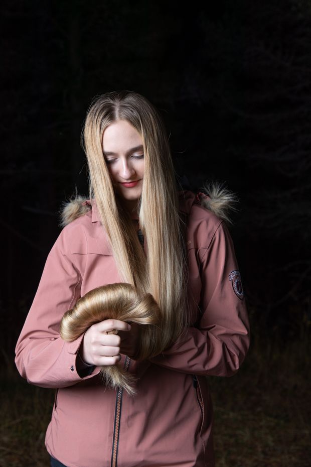 PHOTO SET - A thick mane in motion photoshoot