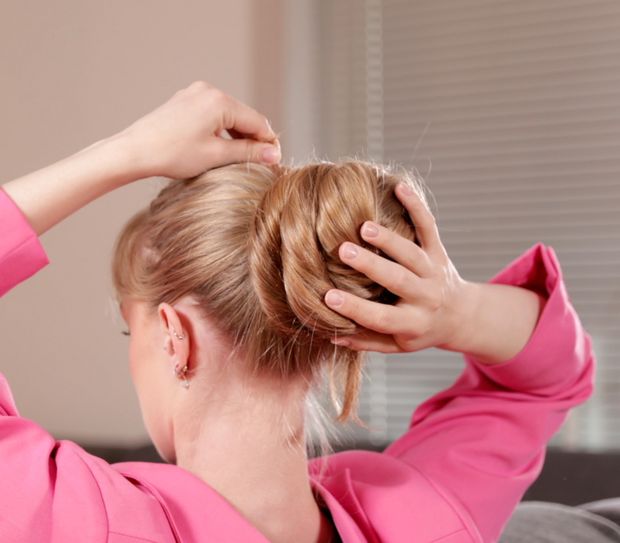 VIDEO - Extreme blonde bun elegance