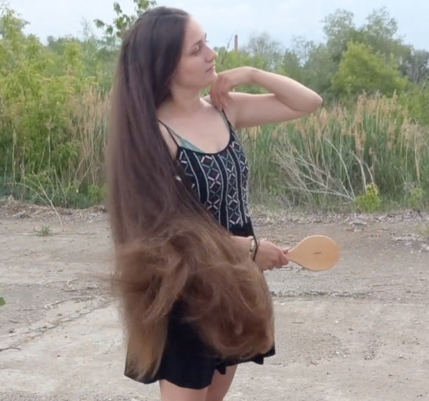 VIDEO - Displaying her massive mane in the wind