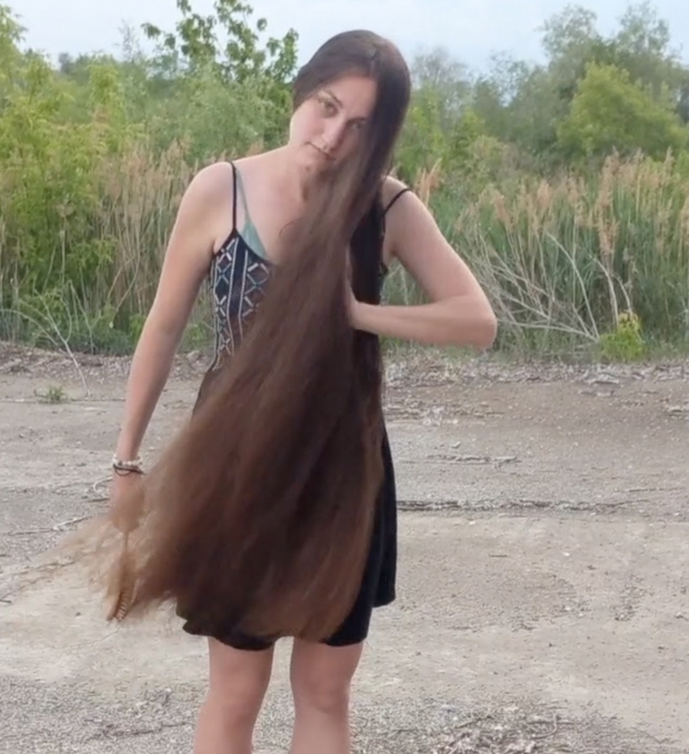 VIDEO - Displaying her massive mane in the wind