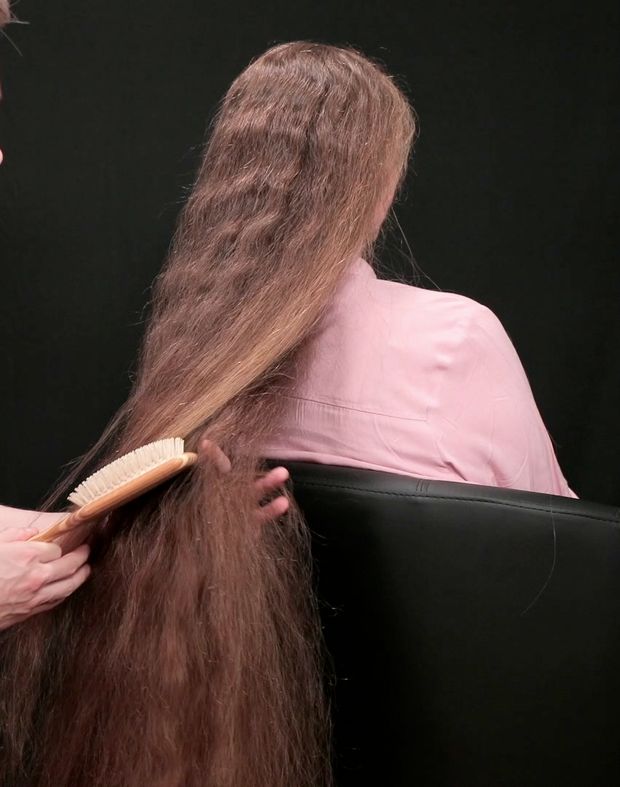 VIDEO - The hair brushing assistant