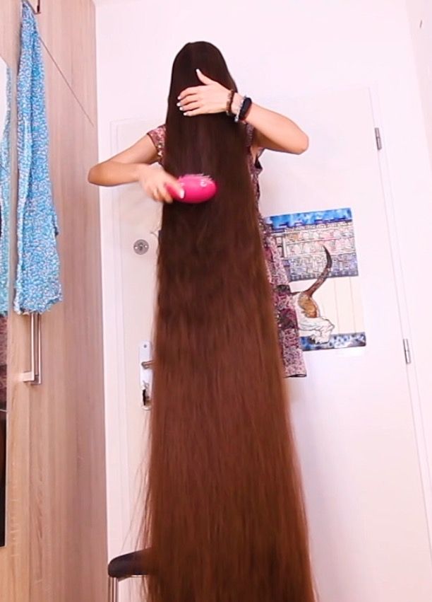VIDEO - Extreme hair in front of her face