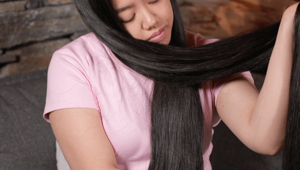VIDEO - Rapunzel brushing in the sofa