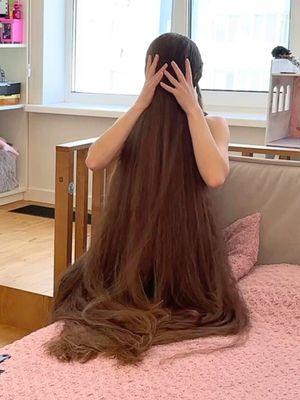 VIDEO - Floor length hair never disappoints