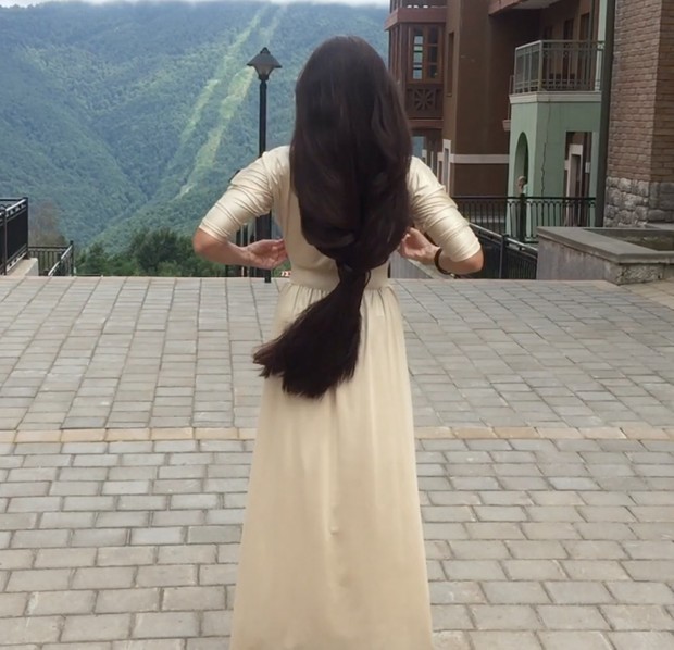 VIDEO - Super thick hair and a golden dress