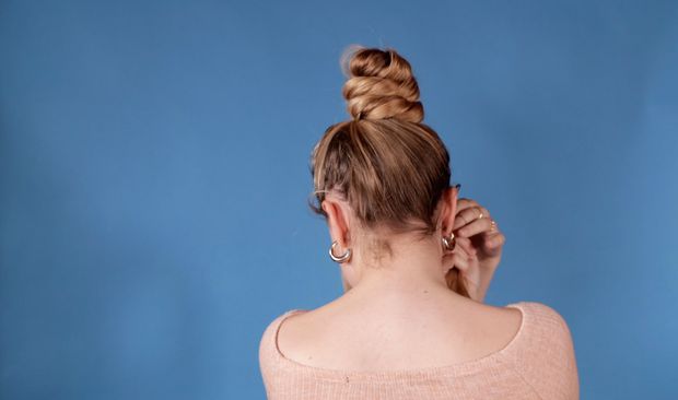 VIDEO - Hair bun perfection on blue