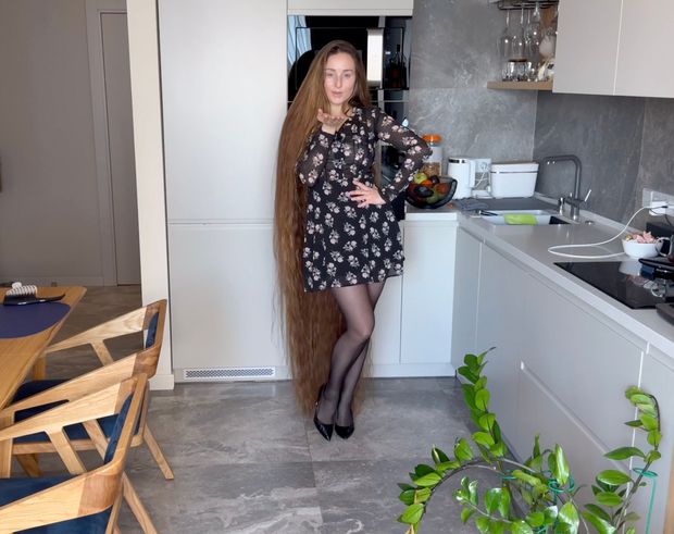 VIDEO - Lady with two meter long hair