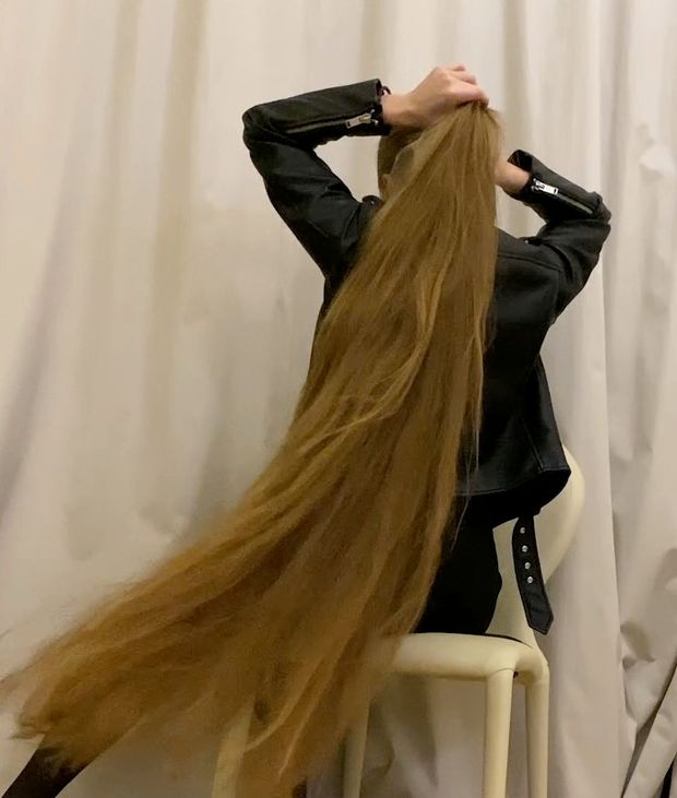 VIDEO - Elegant Real Life Rapunzel with extreme hair