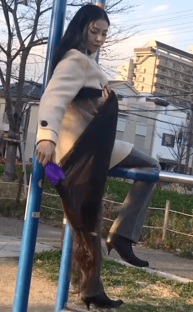 VIDEO - Floor length hair in public 2