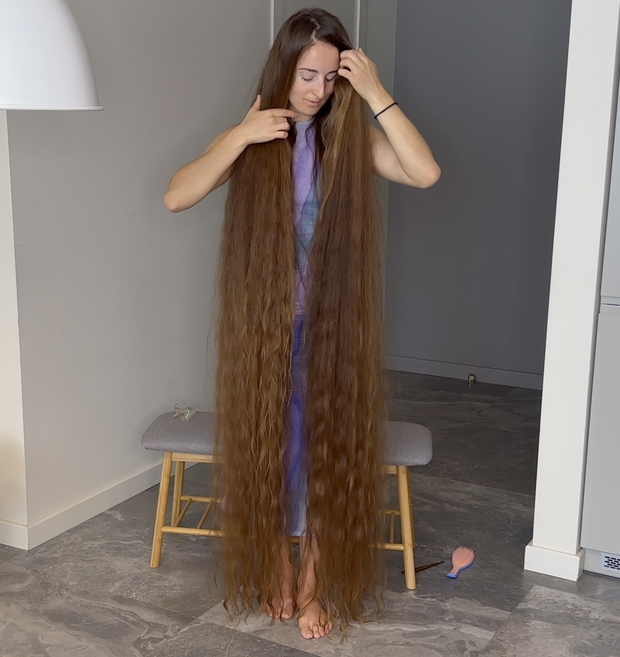 VIDEO - Floor length hair dream