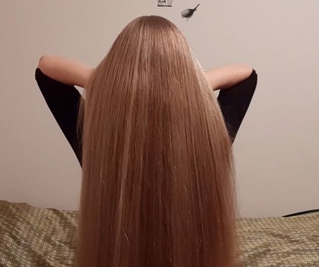 VIDEO - Irina&#x27;s thick, healthy blonde mane