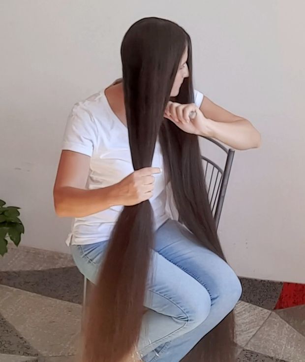 VIDEO - Parting, brushing and hairstyles