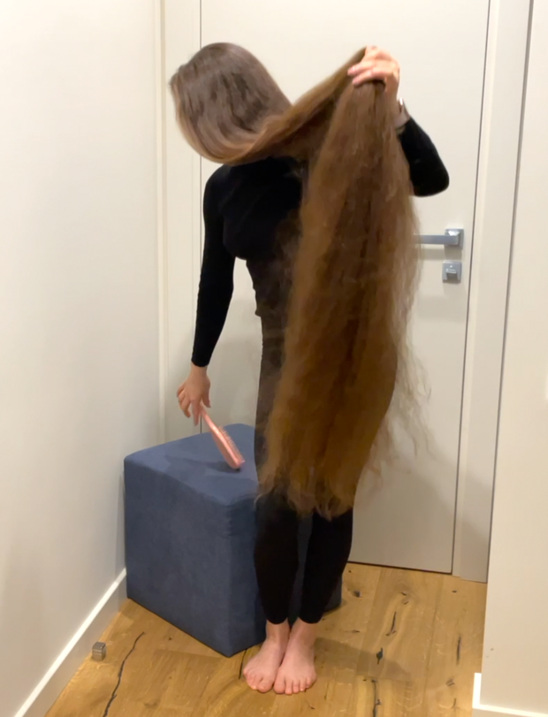 VIDEO - Brushing a pile of hair