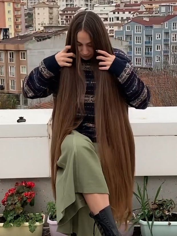 VIDEO - The girl with the huge buns
