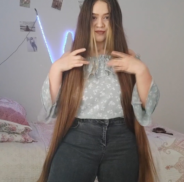 VIDEO - Her daily hair play