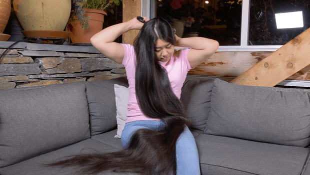 VIDEO - Rapunzel brushing in the sofa