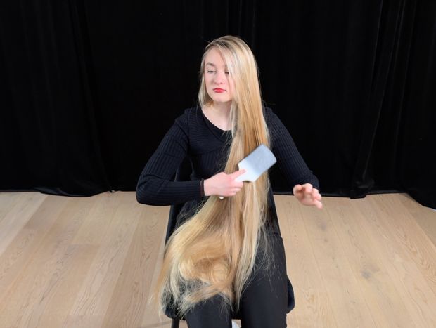 VIDEO - Perfect blonde hair length display and brushing in lap (part 2)
