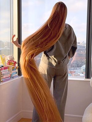 VIDEO - Almost two meters of super silky blonde hair