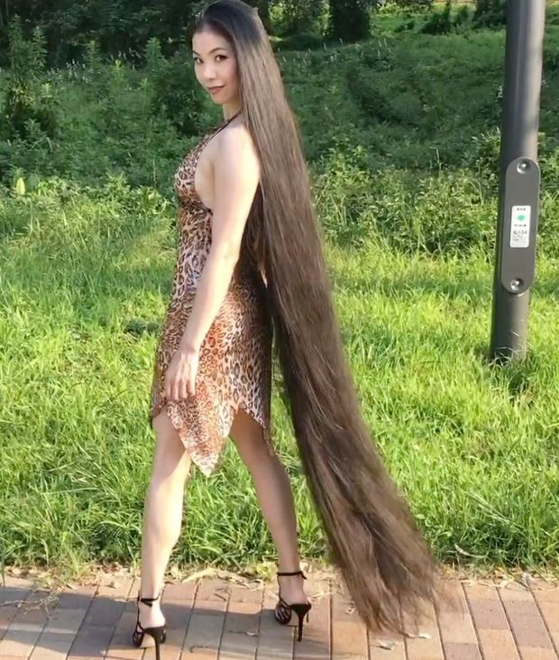 VIDEO - The longest black hair you have ever seen