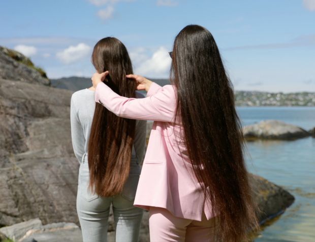 VIDEO - Two sisters by the sea
