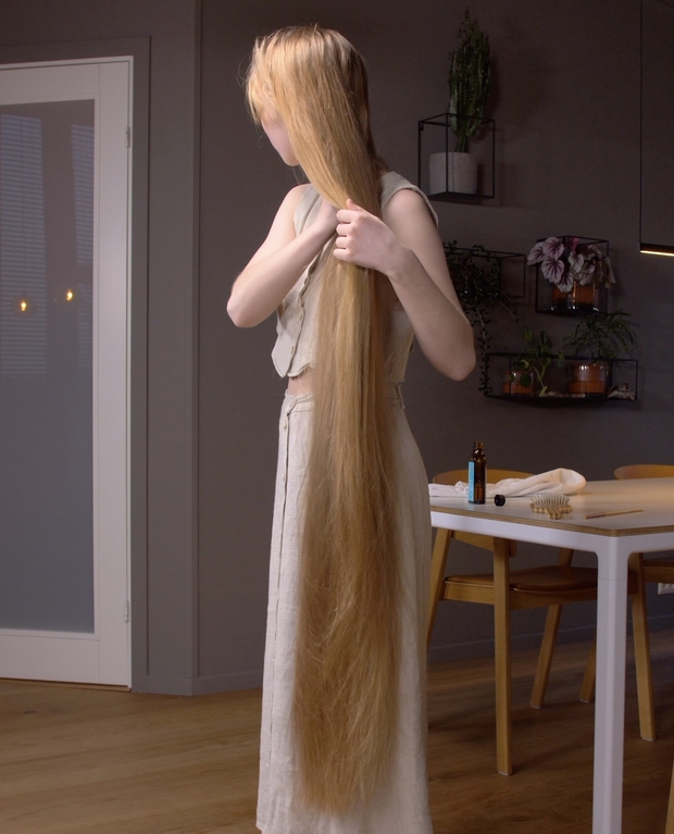VIDEO - Super long blonde hair oiling and brushing
