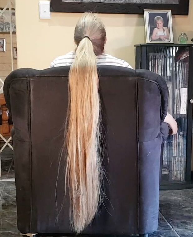 VIDEO - Heavy blonde hair behind the chair