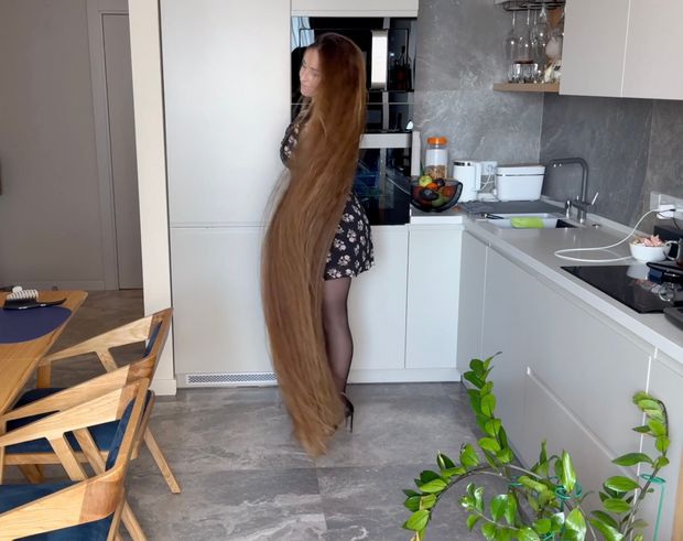 VIDEO - Lady with two meter long hair