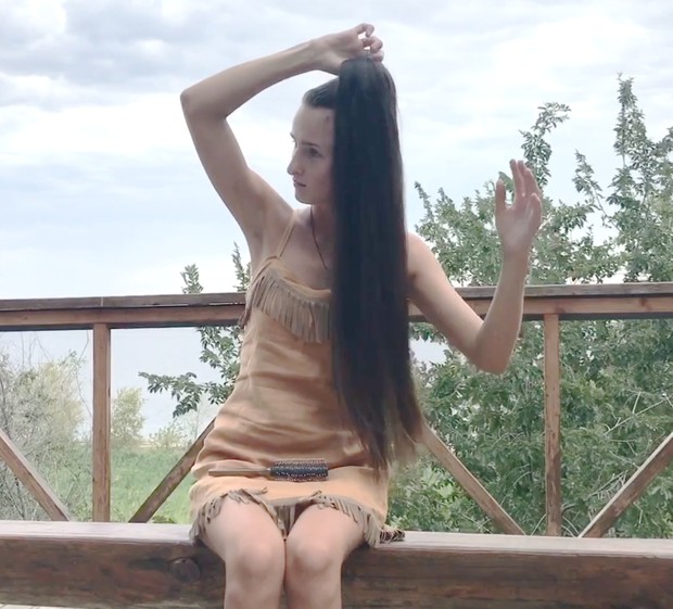 VIDEO - Aleksandra´s outside hair play