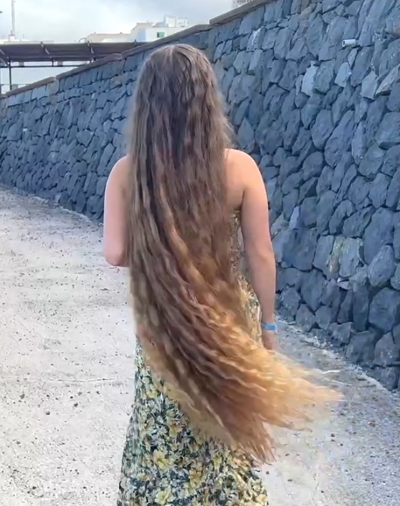 VIDEO - Natalia&#x27;s beautiful hair show by the sea