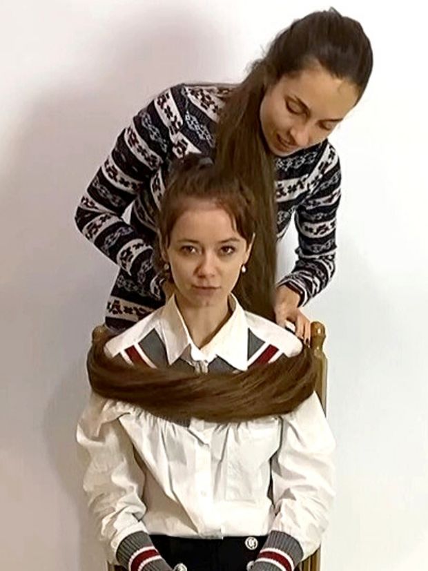 VIDEO - Extreme floor length hair play with friend