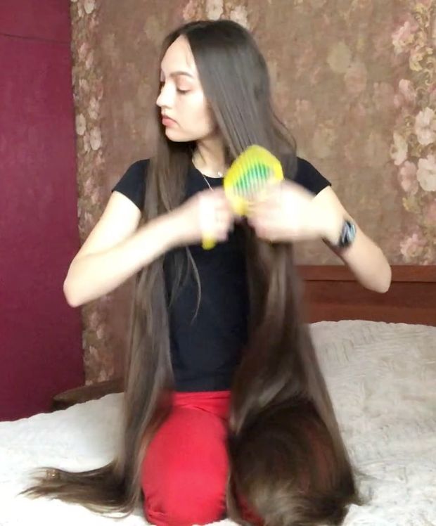 VIDEO - Super soft bundrops in front of her face