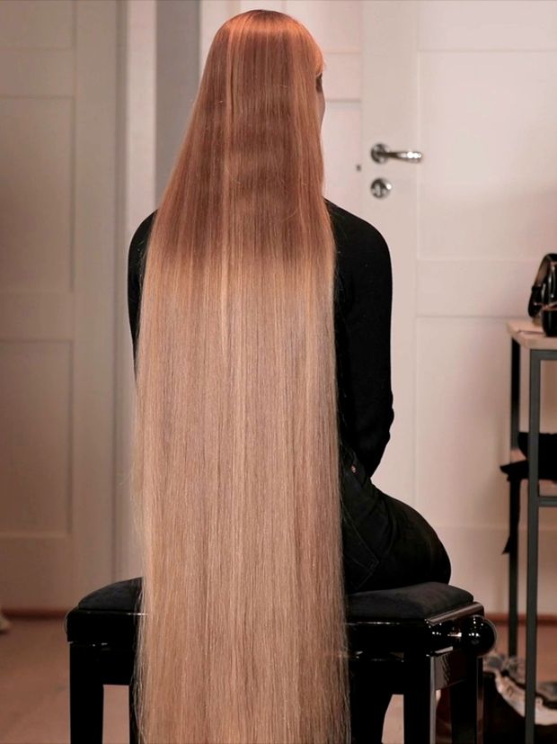 VIDEO - Oiling long blonde hair before shoot