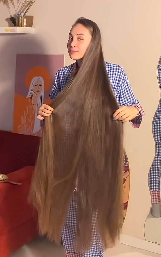 VIDEO - Extreme calf length hair in front of her face (part 1)