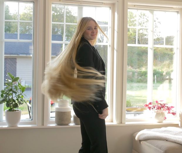 VIDEO - Extremely perfect thigh length hair