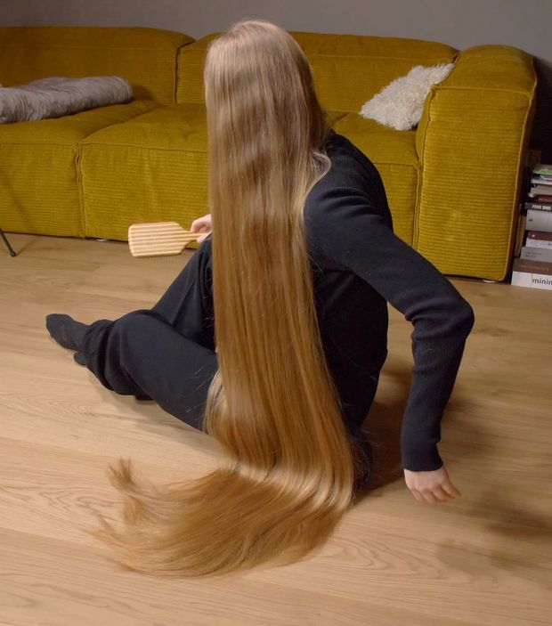 VIDEO - Blonde calf length hair floor show