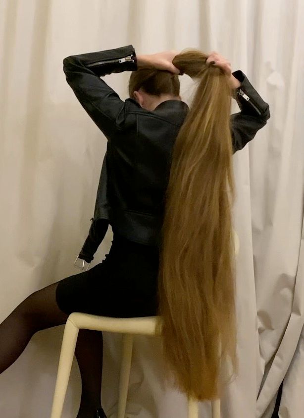 VIDEO - Elegant Real Life Rapunzel with extreme hair