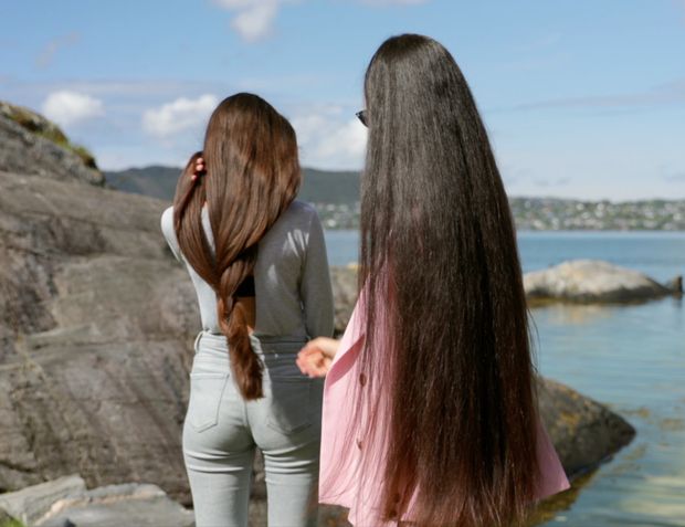 VIDEO - Two sisters by the sea