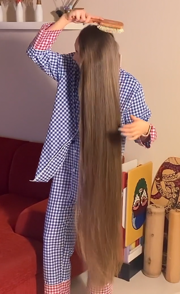 VIDEO - Extreme calf length hair in front of her face (part 1)