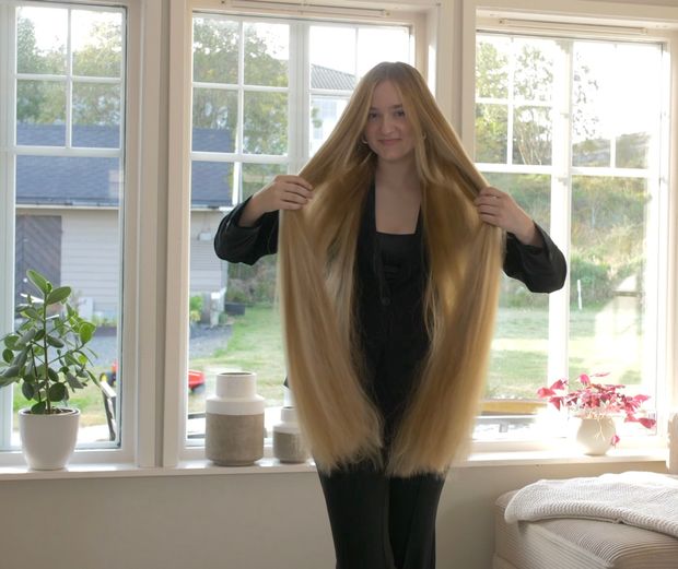 VIDEO - Extremely perfect thigh length hair