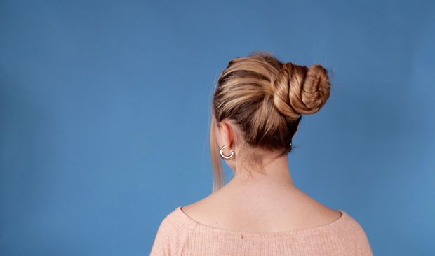 VIDEO - Hair bun perfection on blue