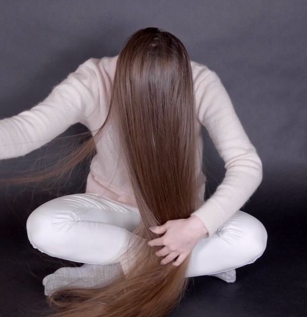 VIDEO - Emilie&#x27;s perfectly healthy, silky hair