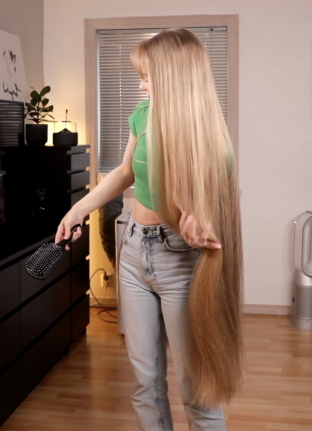 VIDEO - Super beautiful blonde Rapunzel