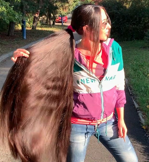 VIDEO - Huge, heavy buns, bangs and a lot of long hair